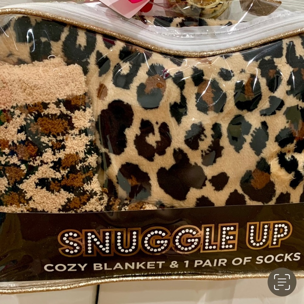 NWT ANIMAL PRINT BLANKET AND SOCKS SET